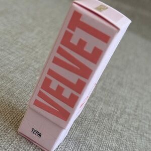 Jeffree Star Cosmetics Trap Lipstick shade Unphazed
